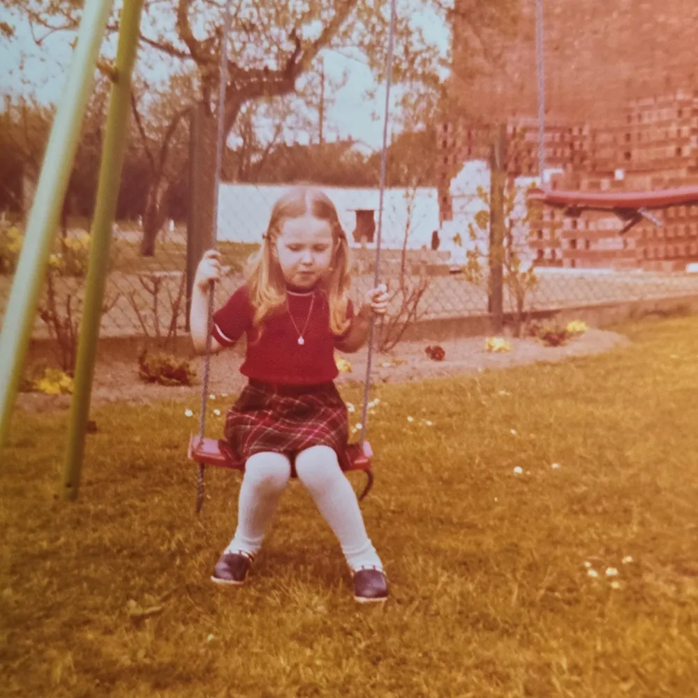 Daniela Busche, Bürgermeisterkandidatin, schaukelt im Garten